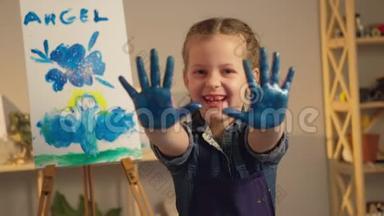 儿童艺术学校快乐女孩手掌心蓝色
